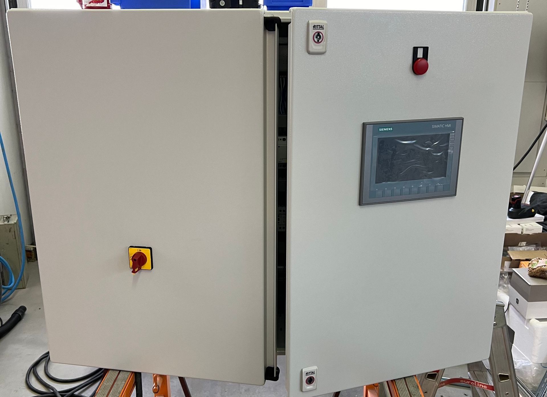 Rittal-Schaltschrank mit Hauptschalter und Bedienpanel